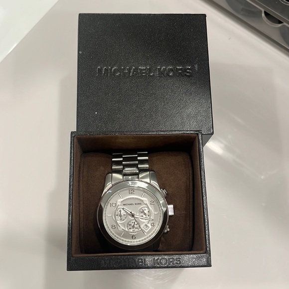 Michael Kors - Picture 2 of 5